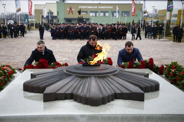 Вениамин Кондратьев возложил цветы к Вечному огню в центре «Патриот» Вениамин Кондратьев возложил цветы к Вечному огню в центре «Патриот»
