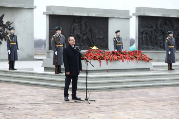 Вениамин Кондратьев возложил цветы к Вечному огню в центре «Патриот» Вениамин Кондратьев возложил цветы к Вечному огню в центре «Патриот»