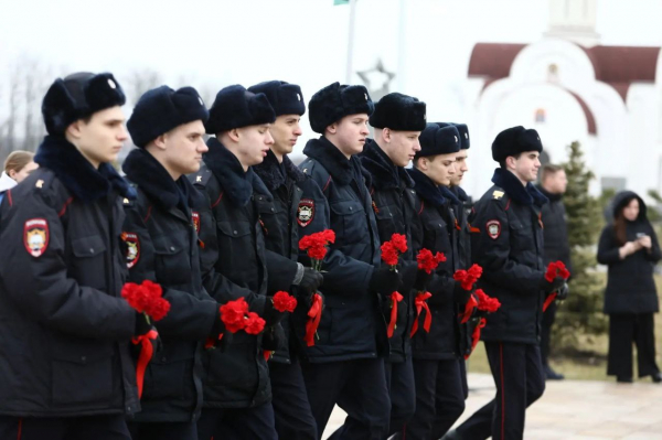 Вениамин Кондратьев возложил цветы к Вечному огню в центре «Патриот» Вениамин Кондратьев возложил цветы к Вечному огню в центре «Патриот»
