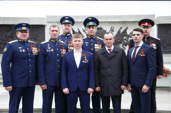 Вениамин Кондратьев возложил цветы к Вечному огню в центре «Патриот» Вениамин Кондратьев возложил цветы к Вечному огню в центре «Патриот»