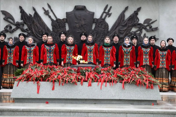 Вениамин Кондратьев возложил цветы к Вечному огню в центре «Патриот» Вениамин Кондратьев возложил цветы к Вечному огню в центре «Патриот»