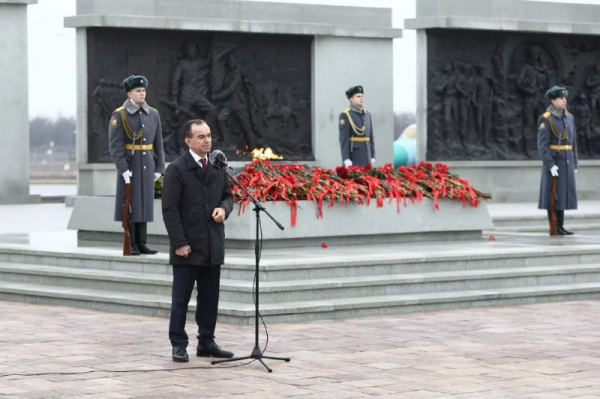 Вениамин Кондратьев возложил цветы к Вечному огню в центре «Патриот» Вениамин Кондратьев возложил цветы к Вечному огню в центре «Патриот»