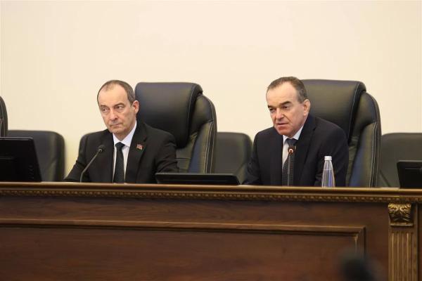 
Депутаты кубанского парламента обсудили работу над изменениями в трехлетнем краевом бюджете                    