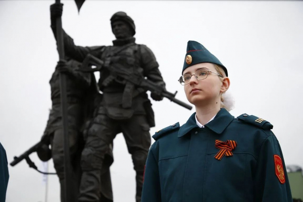 Вениамин Кондратьев возложил цветы к Вечному огню в центре «Патриот» Вениамин Кондратьев возложил цветы к Вечному огню в центре «Патриот»
