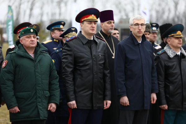 Вениамин Кондратьев возложил цветы к Вечному огню в центре «Патриот» Вениамин Кондратьев возложил цветы к Вечному огню в центре «Патриот»