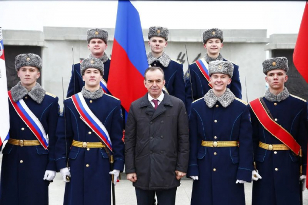 Вениамин Кондратьев возложил цветы к Вечному огню в центре «Патриот» Вениамин Кондратьев возложил цветы к Вечному огню в центре «Патриот»