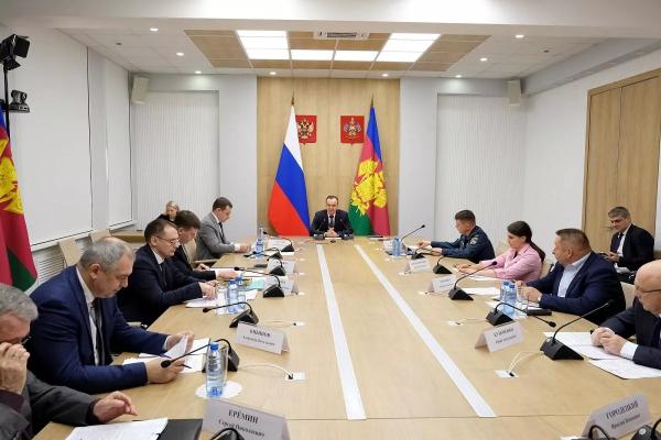 Губернатор Кубани Вениамин Кондратьев: «В каждом муниципалитете необходимо четко отработать действия на случай паводков»
Губернатор Кубани Вениамин Кондратьев: «В каждом муниципалитете необходимо четко отработать действия на случай паводков»