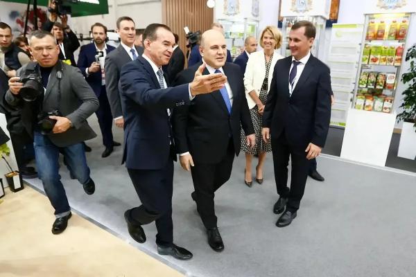 Губернатор Кубани Вениамин Кондратьев поздравил Михаила Мишустина с юбилеем
Губернатор Кубани Вениамин Кондратьев поздравил Михаила Мишустина с юбилеем