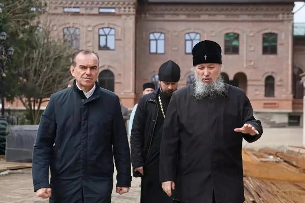 Губернатор Вениамин Кондратьев посетил духовную семинарию в Краснодаре
Губернатор Вениамин Кондратьев посетил духовную семинарию в Краснодаре