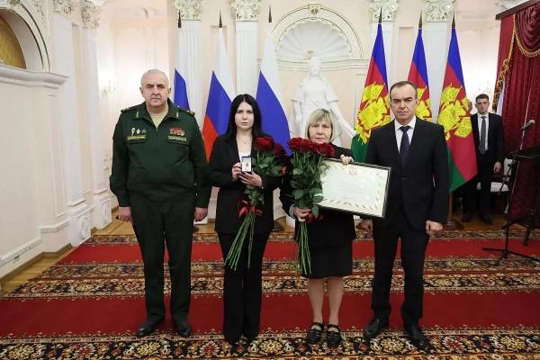 Владимир Кочетков и Вениамин Кондратьев передали медаль «Золотая Звезда» семье участника спецоперации Эмиля Зарипова
Владимир Кочетков и Вениамин Кондратьев передали медаль «Золотая Звезда» семье участника спецоперации Эмиля Зарипова
