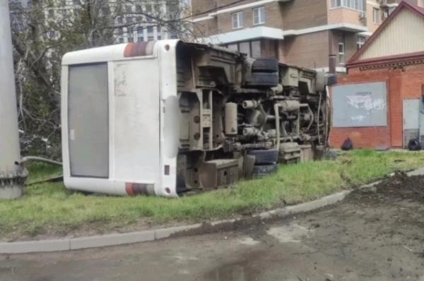 
Автобус перевернулся в центре Краснодара, шесть пассажиров в больнице    