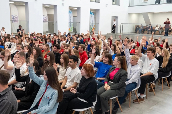 Вице-губернатор Елена Воробьева встретилась с лидерами школьного управления и активистами Движения Первых