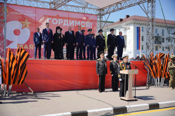 В Новороссийске провели военный парад в честь 81-й годовщины Великой Победы