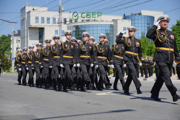В Новороссийске провели военный парад в честь 81-й годовщины Великой Победы