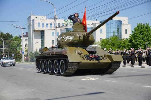 В Новороссийске провели военный парад в честь 81-й годовщины Великой Победы
