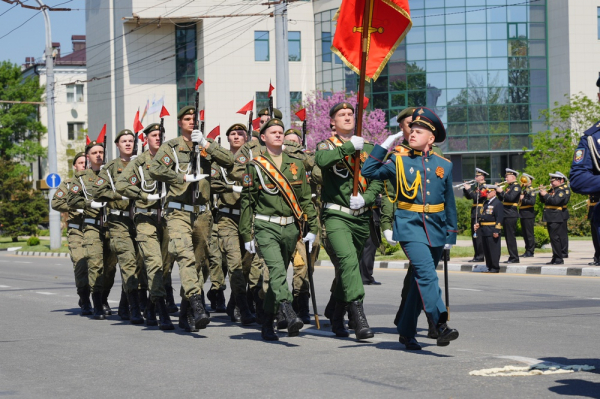 В Новороссийске провели военный парад в честь 81-й годовщины Великой Победы