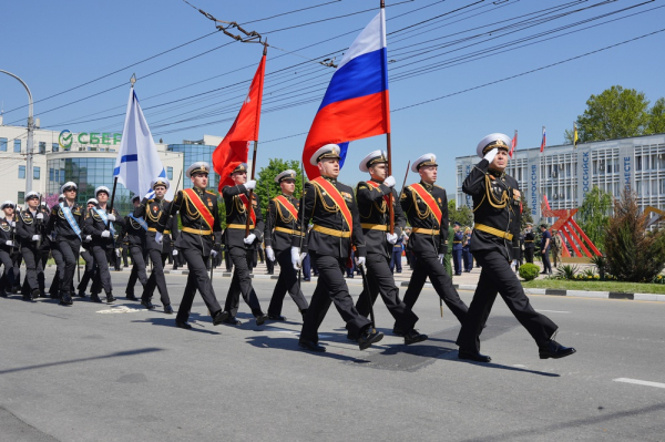 В Новороссийске провели военный парад в честь 81-й годовщины Великой Победы