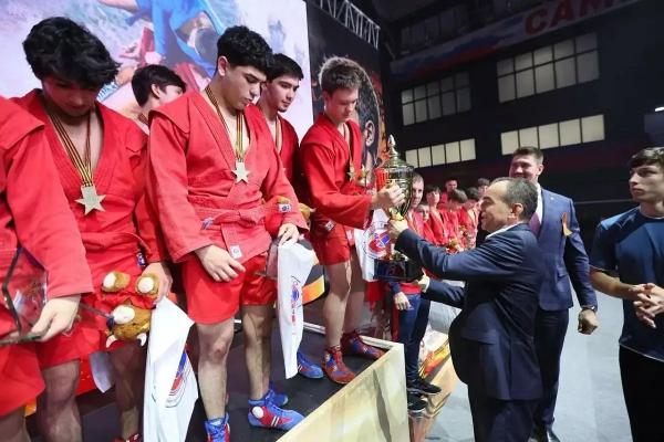 Губернатор Кубани Вениамин Кондратьев приветствовал участников турнира по самбо «Доблесть России»
Губернатор Кубани Вениамин Кондратьев приветствовал участников турнира по самбо «Доблесть России»
