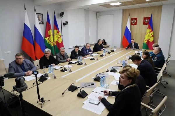 Губернатор Кубани Вениамин Кондратьев провел заседание комиссии по предупреждению и ликвидации ЧС
Губернатор Кубани Вениамин Кондратьев провел заседание комиссии по предупреждению и ликвидации ЧС