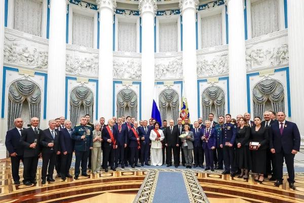 Путин вручил медаль «Герой Труда России» руководителю кубанского сельхозпредприятия
Путин вручил медаль «Герой Труда России» руководителю кубанского сельхозпредприятия