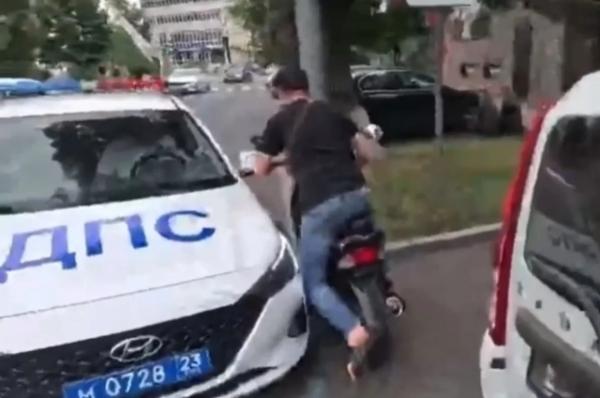 Мужчина на мопеде пытался сбежать от полиции в Краснодаре
Мужчина на мопеде пытался сбежать от полиции в Краснодаре