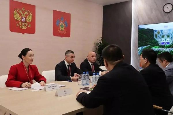Делегация Краснодарского края на ПМЭФ-2026 провела встречу с президентом Союза китайских промышленников и предпринимателей
Делегация Краснодарского края на ПМЭФ-2026 провела встречу с президентом Союза китайских промышленников и предпринимателей
