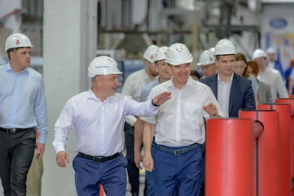 Губернатор Кубани Вениамин Кондратьев посетил крупнейшее на юге России предприятие по производству полимерной продукции
Губернатор Кубани Вениамин Кондратьев посетил крупнейшее на юге России предприятие по производству полимерной продукции