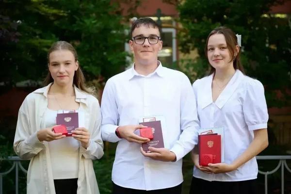 Губернатор Кубани Вениамин Кондратьев поздравил выпускников-тройняшек из Сочи с золотыми медалями
Губернатор Кубани Вениамин Кондратьев поздравил выпускников-тройняшек из Сочи с золотыми медалями