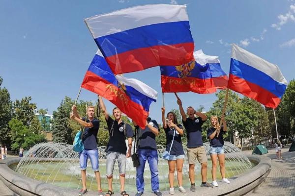 Вениамин Кондратьев поздравил жителей Краснодарского края с Днем России
Вениамин Кондратьев поздравил жителей Краснодарского края с Днем России