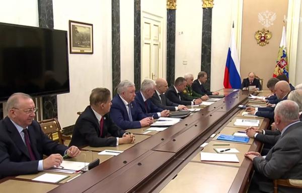 Владимир Путин провел совещание по вопросам снабжения топливом регионов России
Владимир Путин провел совещание по вопросам снабжения топливом регионов России