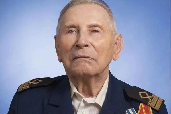 
Вениамин Кондратьев поздравил ветерана Великой Отечественной войны из Анапы со 100-летним юбилеем                    