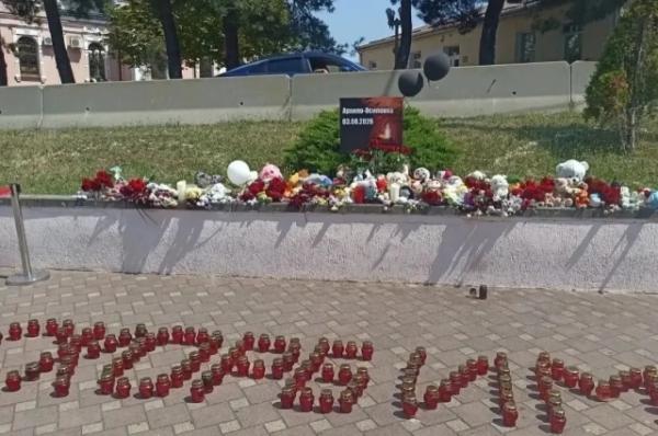 По 1,5 млн рублей получат родственники погибших при атаке в Архипо-Осиповке
По 1,5 млн рублей получат родственники погибших при атаке в Архипо-Осиповке