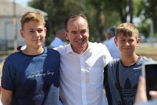 Губернатор Кубани Вениамин Кондратьев принял участие в открытии спортивного комплекса в Ленинградском муниципальном округе
Губернатор Кубани Вениамин Кондратьев принял участие в открытии спортивного комплекса в Ленинградском муниципальном округе