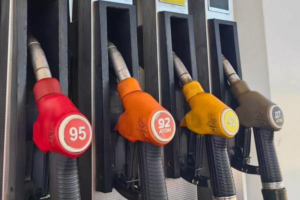 
Кабмин разрешил выпуск, ввоз и продажу бензина Евро-2, Евро-3, Евро-4                      