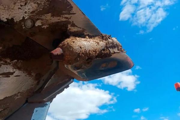 
Сотрудники Росгвардии разобрали плуг прямо в поле Темрюкского района, чтобы достать застрявшую мину                    