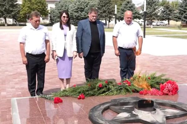 
В Белой Глине обновили мемориал павшим землякам: у Вечного огня объединили память о Великой Отечественной и героях СВО                    