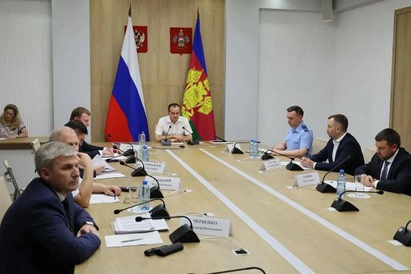
Губернатор Кубани Вениамин Кондратьев потребовал ускорить разгрузку цистерн и доставку топлива на АЗС                    