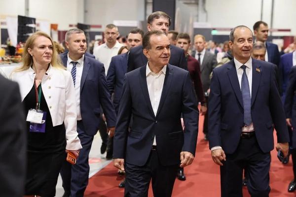 
Губернатор Вениамин Кондратьев посетил &laquo;Кубанскую ярмарку &ndash; 2026&raquo;                    