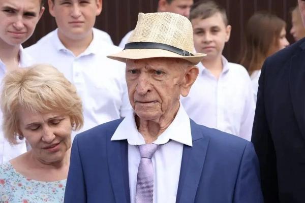 Губернатор Вениамин Кондратьев поздравил ветерана Великой Отечественной войны из Кропоткина со 101-летием
Губернатор Вениамин Кондратьев поздравил ветерана Великой Отечественной войны из Кропоткина со 101-летием