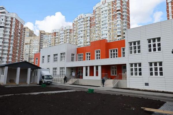 Губернатор Вениамин Кондратьев проинспектировал строительство детского сада в Юбилейном микрорайоне Краснодара
Губернатор Вениамин Кондратьев проинспектировал строительство детского сада в Юбилейном микрорайоне Краснодара