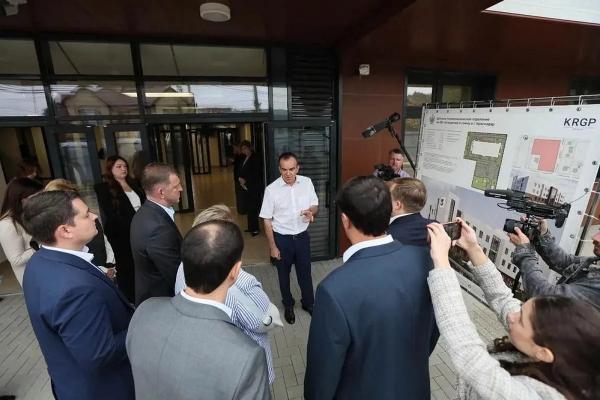 
Губернатор Вениамин Кондратьев проинспектировал строительство детской поликлиники в поселке Российском Краснодара                    