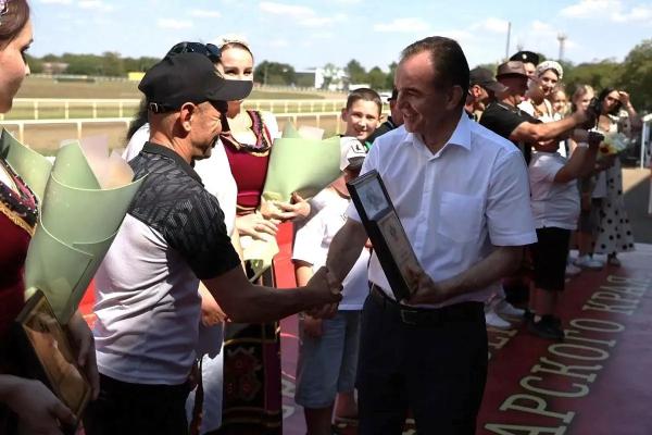 
Вениамин Кондратьев вручил награды победителям скачек на Кубок и призы губернатора Краснодарского края                    