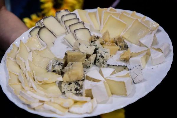 Бананы, форель и страусиные стейки: какими деликатесами кормят жителей и гостей региона кубанские аграрии
Бананы, форель и страусиные стейки: какими деликатесами кормят жителей и гостей региона кубанские аграрии