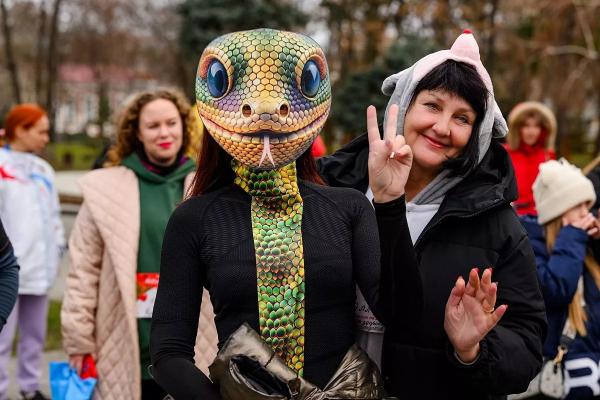 300 краснодарцев приняли участие в благотворительном забеге в помощь ветерану СВО
300 краснодарцев приняли участие в благотворительном забеге в помощь ветерану СВО