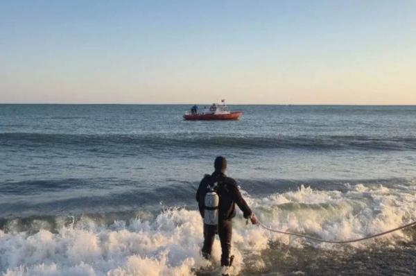 Водолазы продолжают поиск пропавшего в Черном море туриста
Водолазы продолжают поиск пропавшего в Черном море туриста