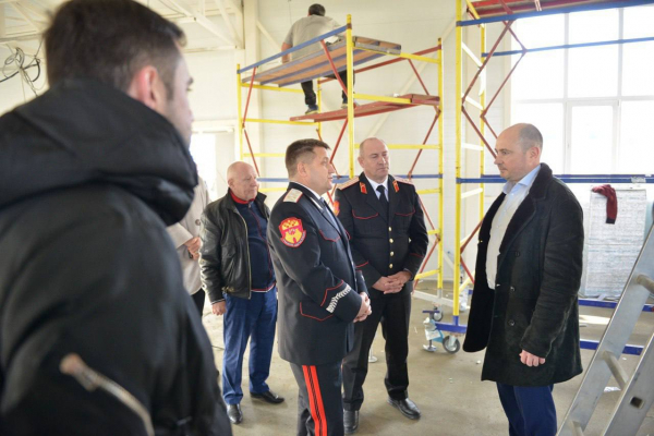 Александр Власов посмотрел спортобъекты Крымского района