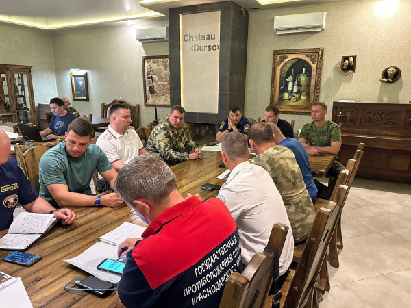Более 500 человек эвакуировано из баз отдыха в хуторе Дюрсо под Новороссийском из-за пожара