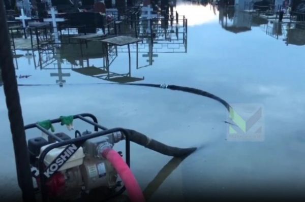 На затопленном кладбище в краснодарском хуторе Ленина откачивают воду
На затопленном кладбище в краснодарском хуторе Ленина откачивают воду