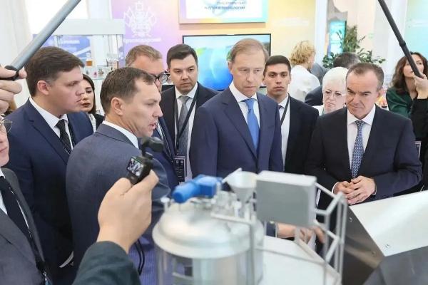 
Денис Мантуров оценил разработки ученых Краснодарского края на выставочной экспозиции форума &laquo;Биопром&raquo; в Геленджике                    
