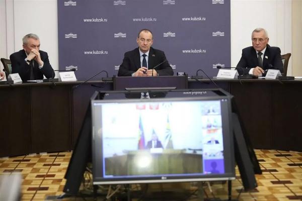 Депутаты кубанского парламента обсудили выполнение госпрограмм
Депутаты кубанского парламента обсудили выполнение госпрограмм